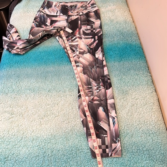 🔥NWOT Nike Abstract Pattern Leggings🔥 - Picture 7 of 9